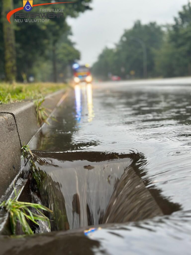 Mehr über den Artikel erfahren Wasser auf Straße