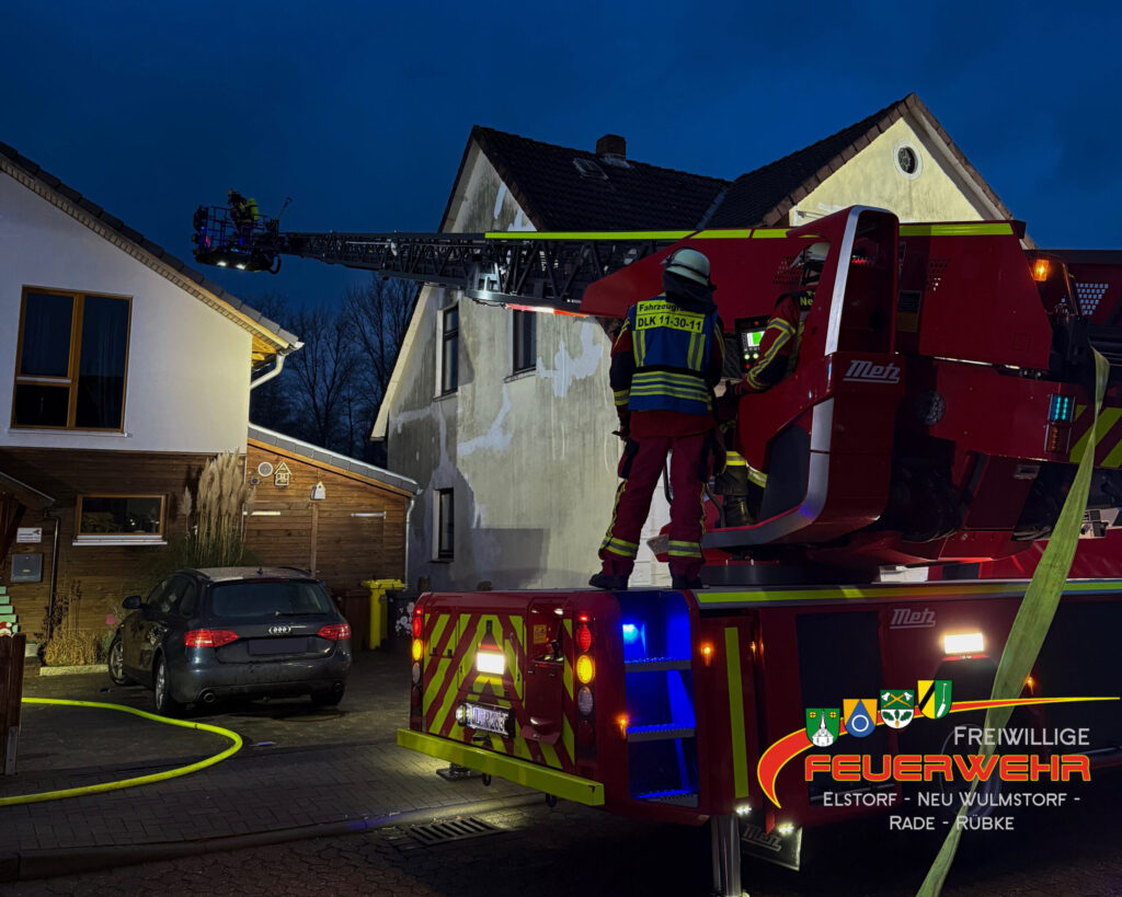 Mehr über den Artikel erfahren Dachstuhlbrand durch Feuerwerk