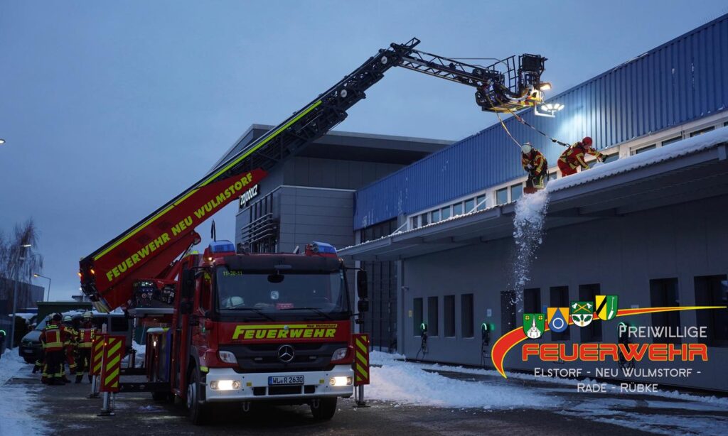 Mehr über den Artikel erfahren Dach von Schneelast befreien