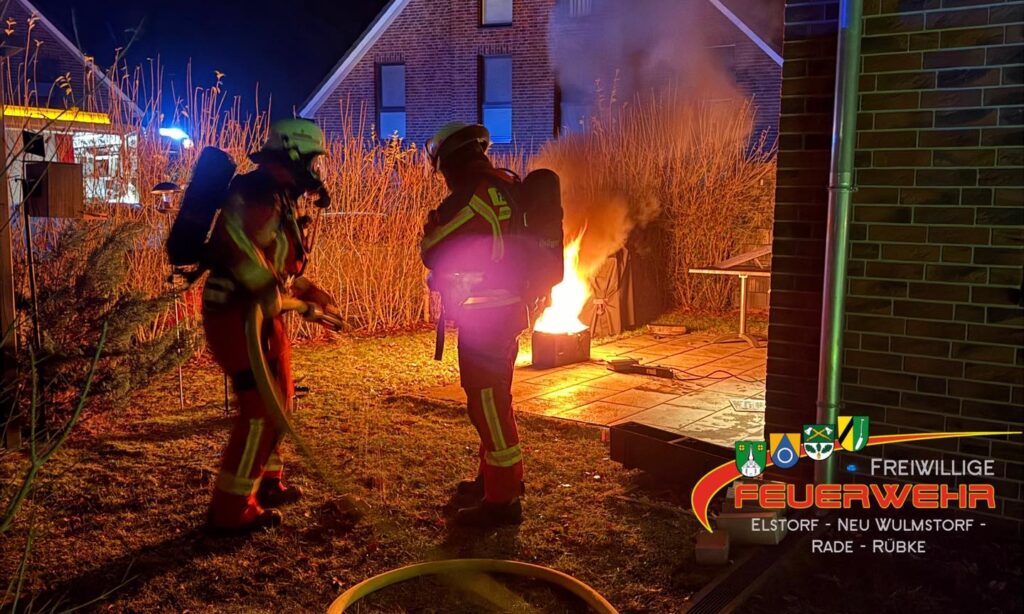 Mehr über den Artikel erfahren Feuer an Gebäude / auf Terrasse