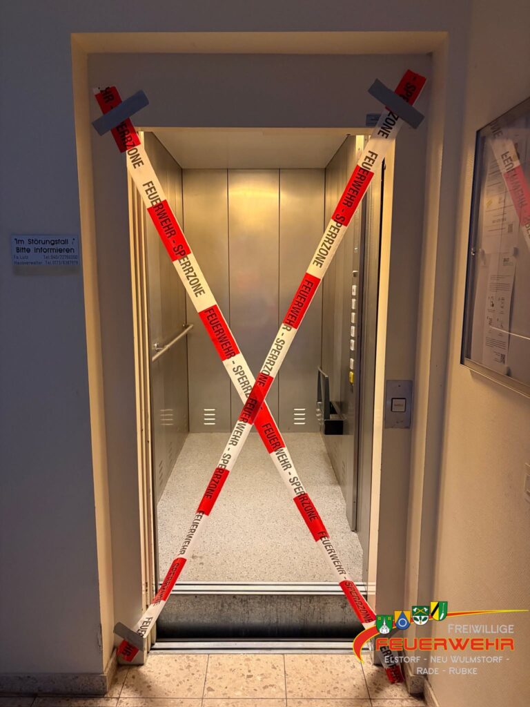 Mehr über den Artikel erfahren Person in Aufzug